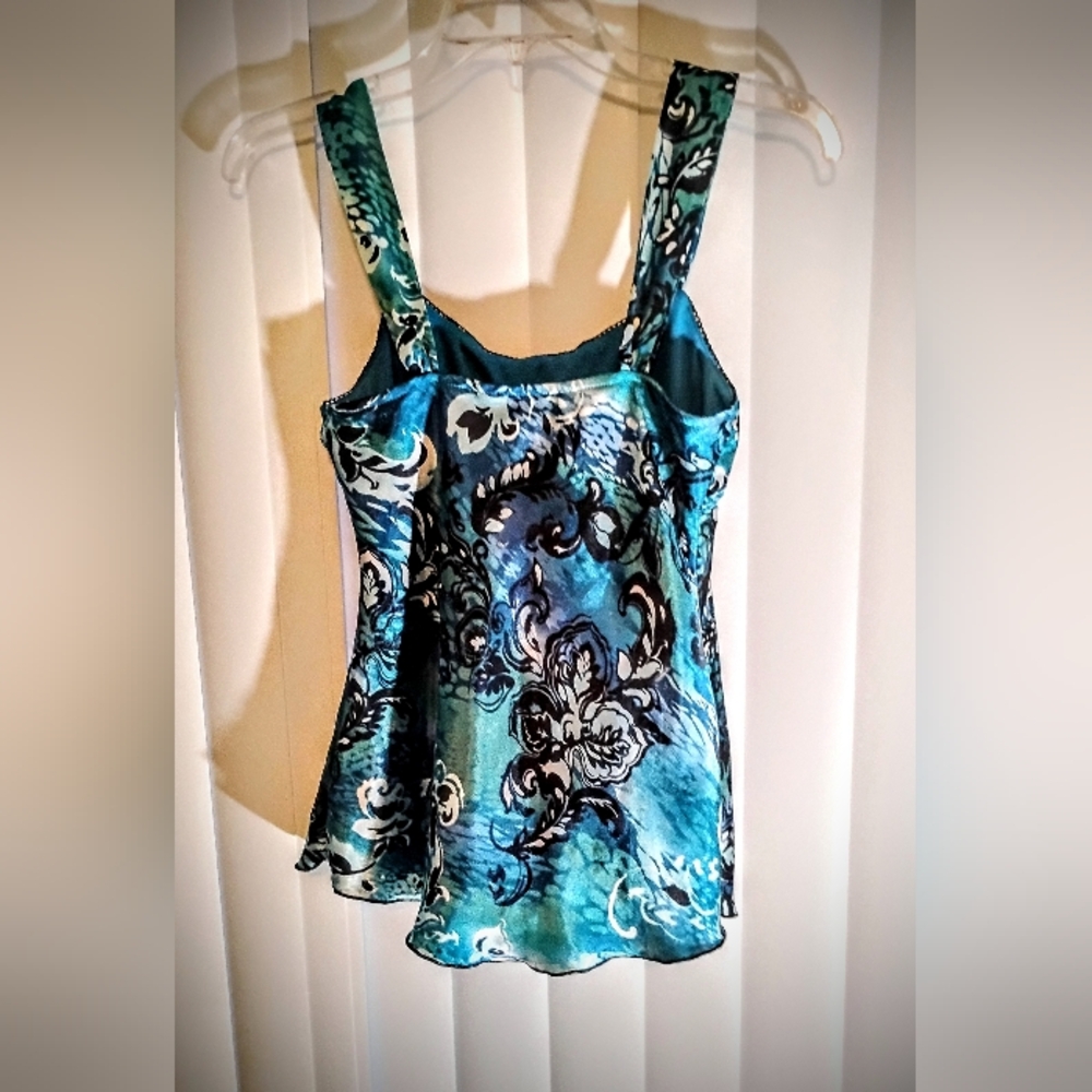 🦩A BYER small silky sleeveless sweetheart blouse with vibrant floral print - Picture 5 of 7